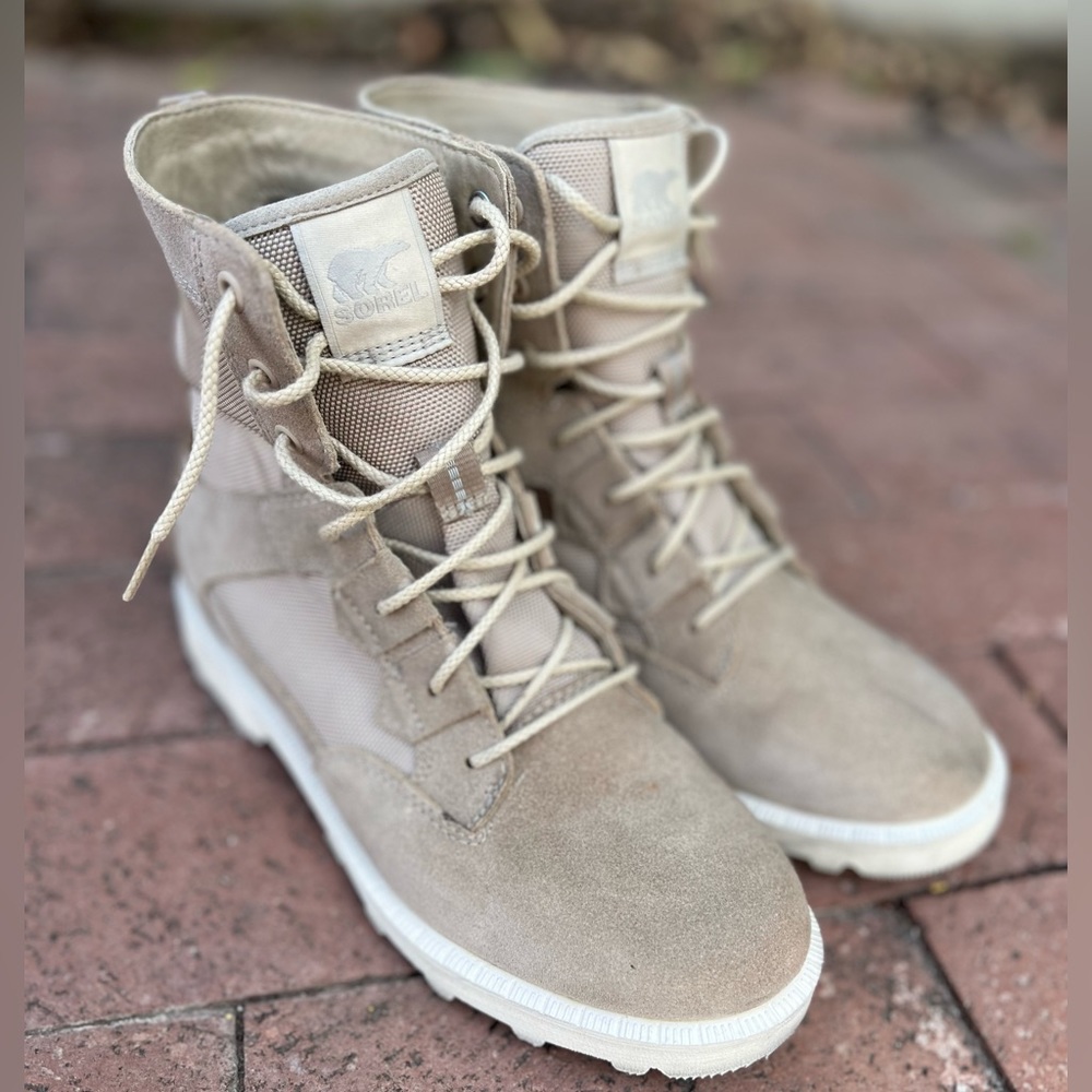 Women’s size 8 WATERPROOF Sorel boots